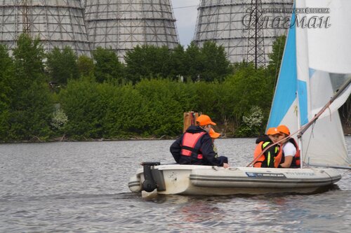 Яхта Иту Лариу Дэн на фоне завода
